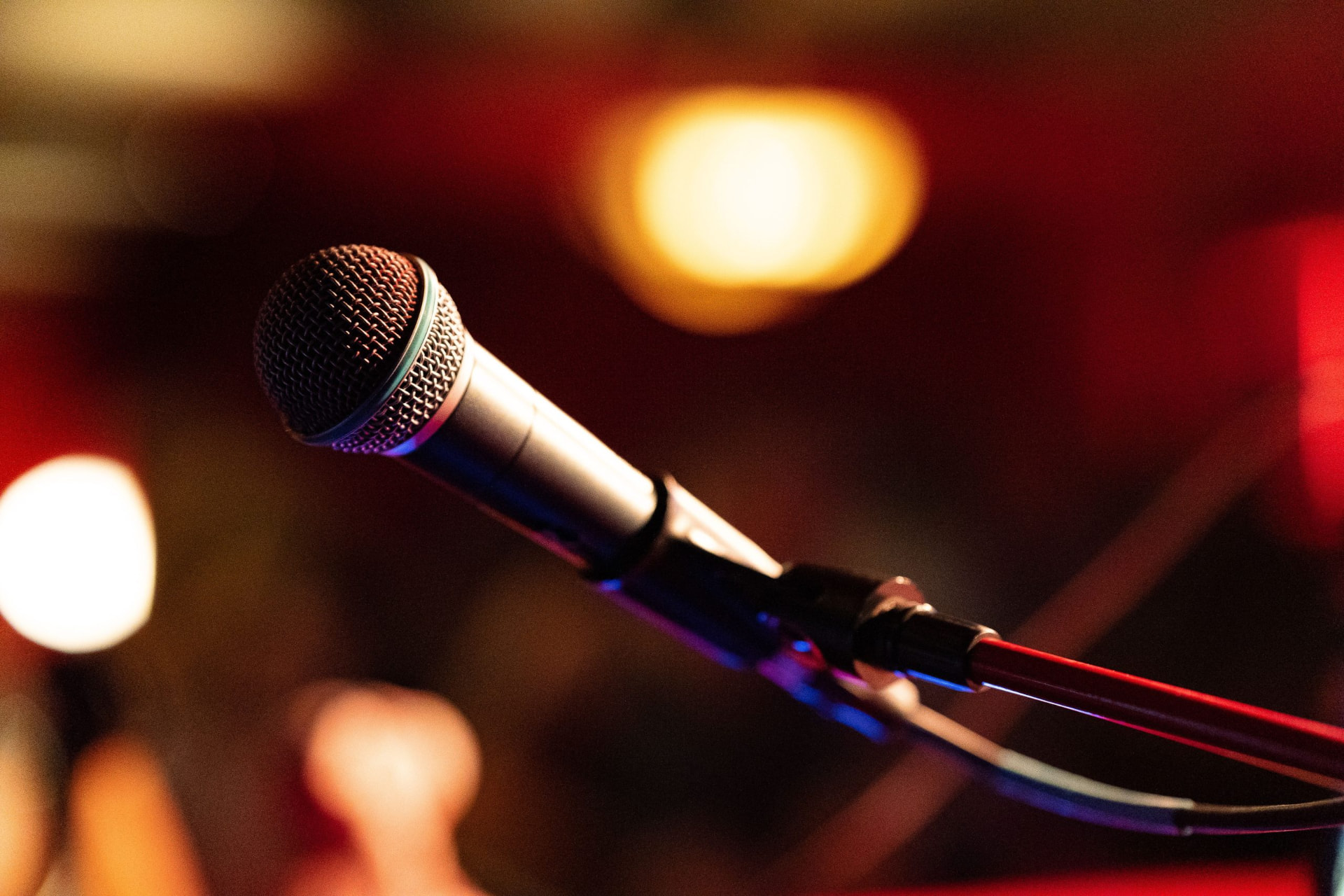 Microfoon op het podium tijdens een What'S-UP Comedy Night